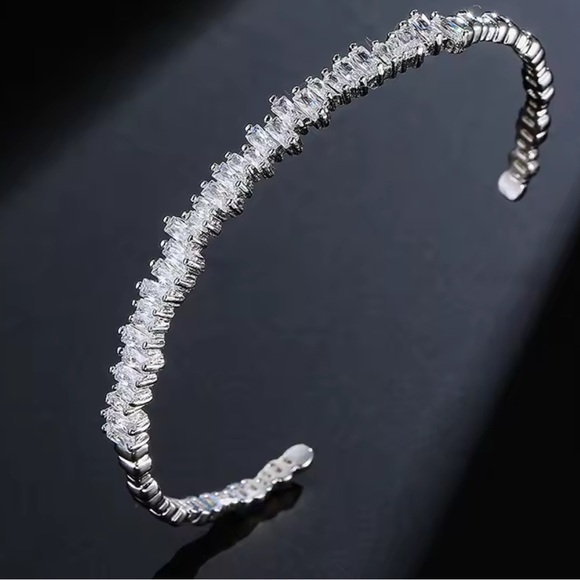 Elegant Gold Bracelet with Clear Stones - Picture 2 of 2